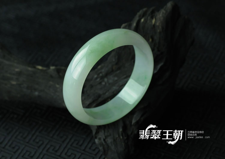 糯冰种飘绿花缅甸翡翠手镯（57.3）