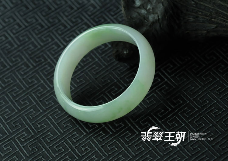 糯冰种飘绿花缅甸翡翠手镯（57.3）