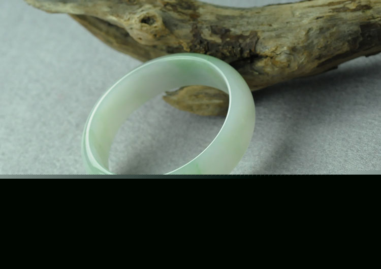 糯冰种飘绿花缅甸翡翠手镯（57.3）