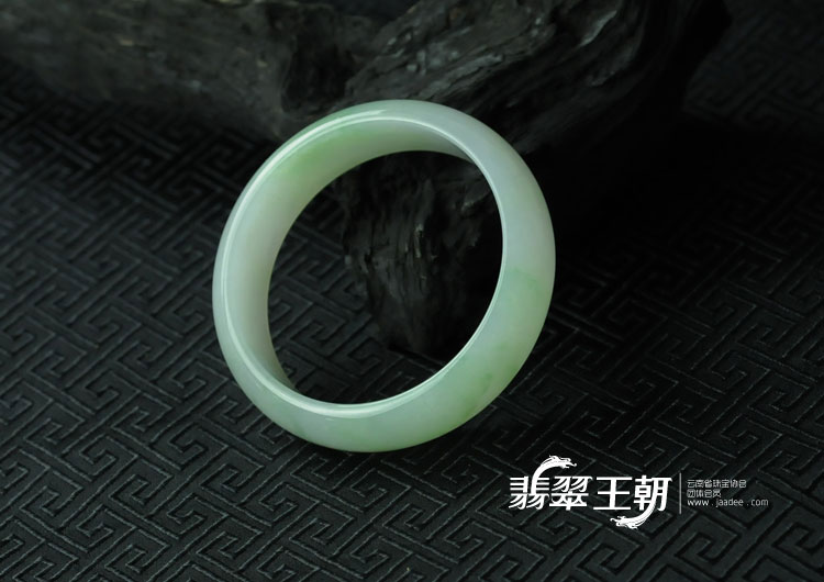 糯冰种飘绿花缅甸翡翠手镯（57.3）