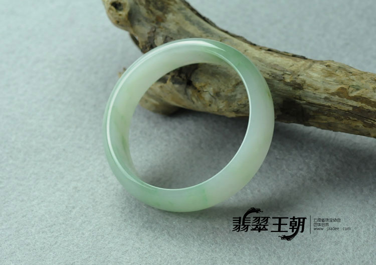 糯冰种飘绿花缅甸翡翠手镯（57.3）