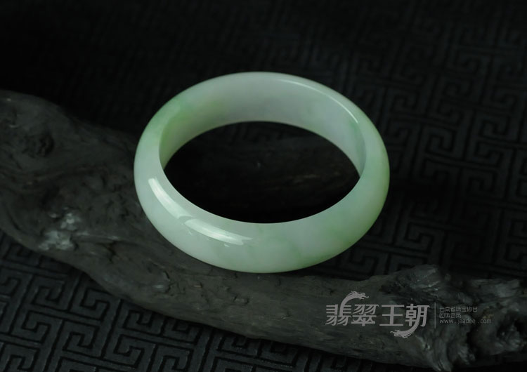 糯冰种飘绿花缅甸翡翠手镯（57.3）