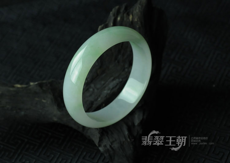 糯冰种飘绿花缅甸翡翠手镯（58.4）