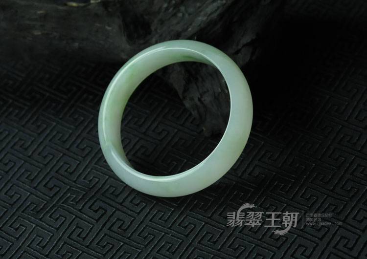 糯冰种飘绿花缅甸翡翠手镯（58.4）