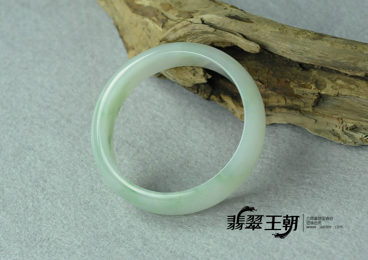糯冰种飘绿花缅甸翡翠手镯（58.4）