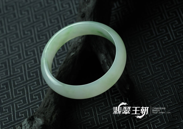 糯冰种飘绿花缅甸翡翠手镯（58.4）