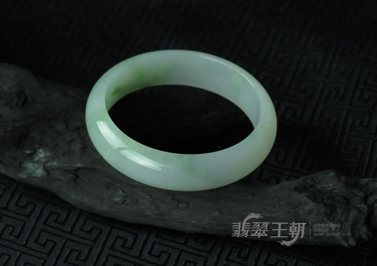糯冰种飘绿花缅甸翡翠手镯（58.4）