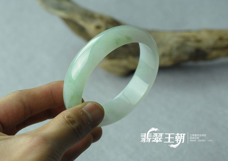 糯冰种飘绿花缅甸翡翠手镯（58.4）