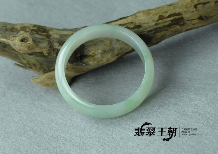 糯冰种飘绿花缅甸翡翠手镯（58.4）