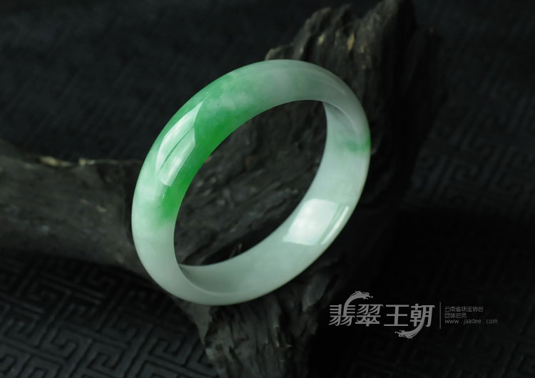 糯冰种正阳绿缅甸翡翠手镯（58.3）