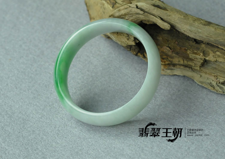 糯冰种正阳绿缅甸翡翠手镯（58.3）