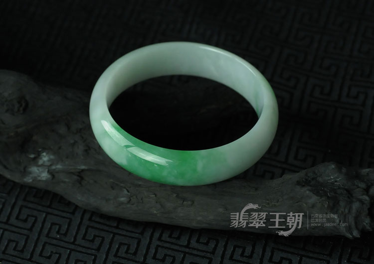 糯冰种正阳绿缅甸翡翠手镯（58.3）