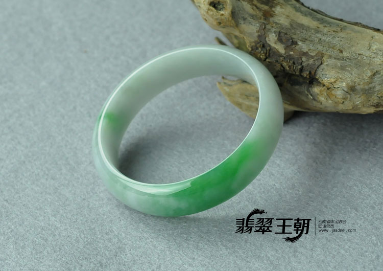 糯冰种正阳绿缅甸翡翠手镯（58.3）