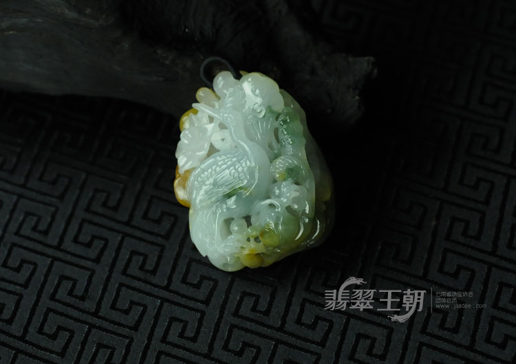 糯冰种三彩缅甸翡翠“鹤延年”挂件