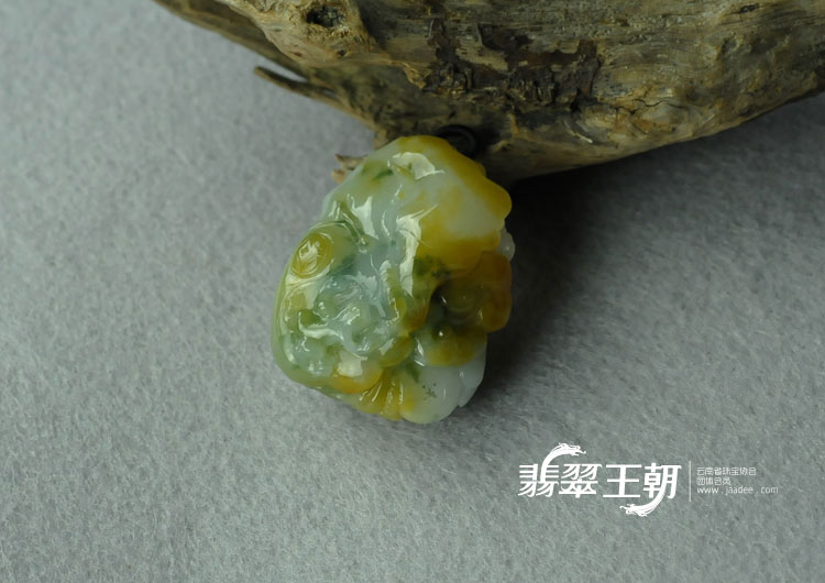 糯冰种三彩缅甸翡翠“鹤延年”挂件