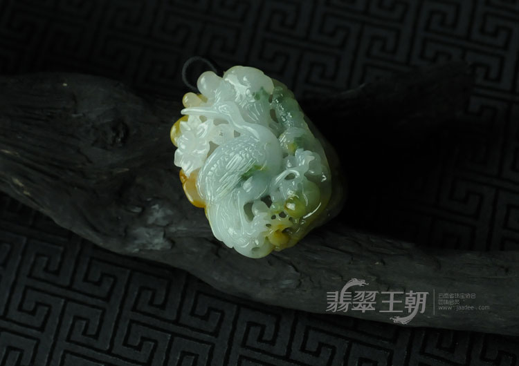 糯冰种三彩缅甸翡翠“鹤延年”挂件