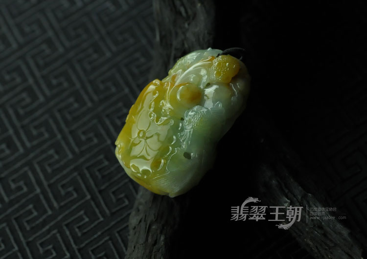 糯冰种黄翡蓝晴水缅甸翡翠“连年有余”挂件
