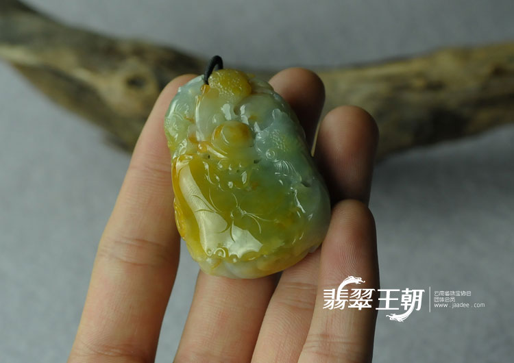 糯冰种黄翡蓝晴水缅甸翡翠“连年有余”挂件