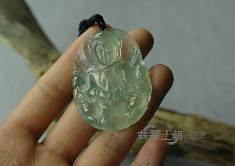 玻璃种飘花缅甸翡翠观音挂件