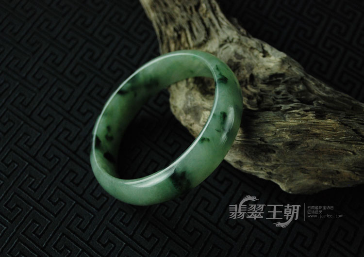 糯冰种飘花缅甸翡翠手镯（59.8）
