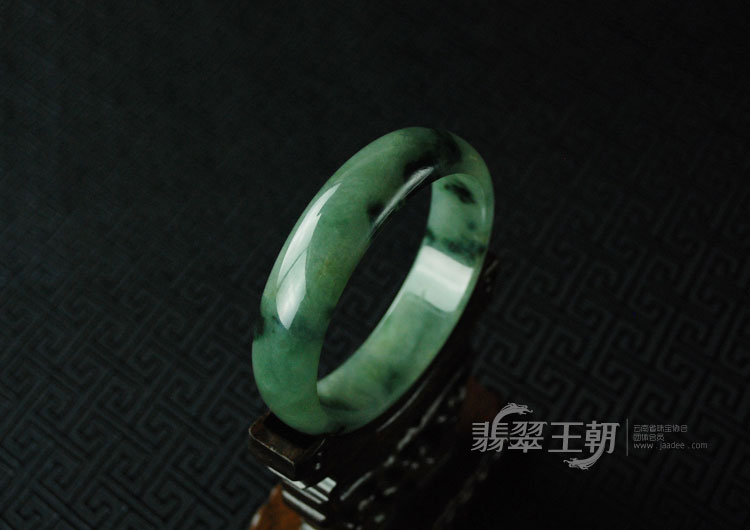 糯冰种飘花缅甸翡翠手镯（59.8）
