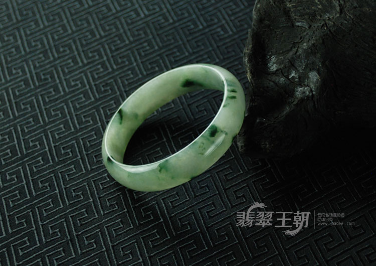 糯冰种飘花缅甸翡翠手镯（60.3）