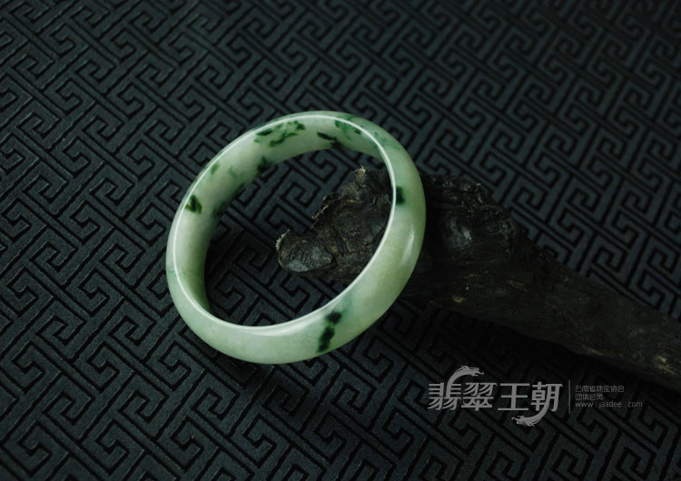 糯冰种飘花缅甸翡翠手镯（60.3）