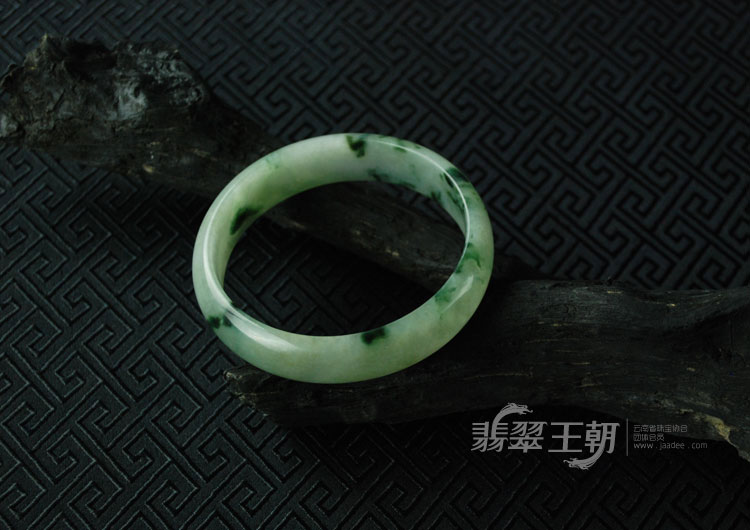 糯冰种飘花缅甸翡翠手镯（60.3）