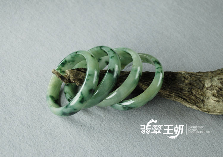 糯冰种飘花缅甸翡翠手镯（60.3）