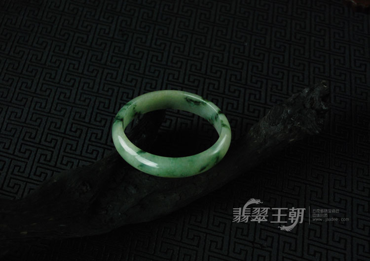糯冰种飘花缅甸翡翠手镯（59.8）