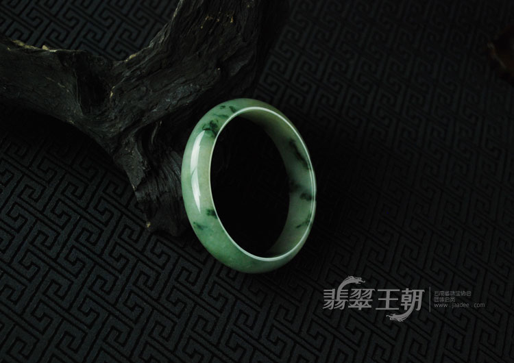 糯冰种飘花缅甸翡翠手镯（59.8）