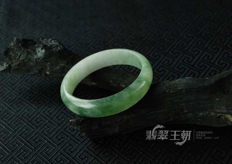 糯冰种飘花缅甸翡翠手镯（59.6）