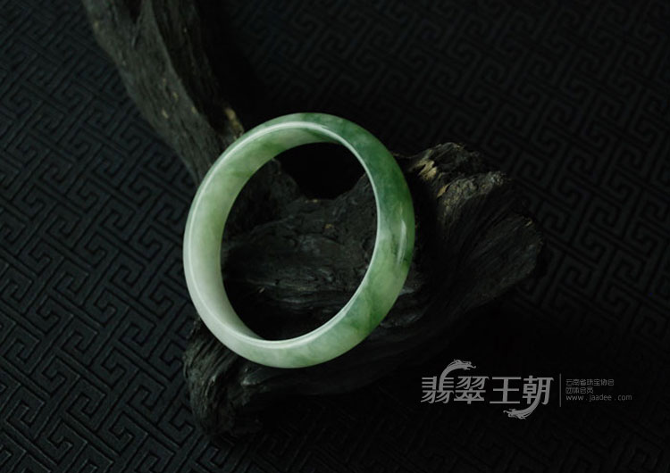 糯冰种飘花缅甸翡翠手镯（59.6）