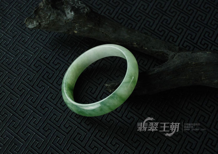 糯冰种飘花缅甸翡翠手镯（59.6）