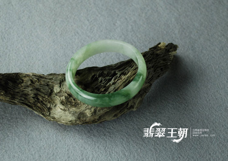 糯冰种飘花缅甸翡翠手镯（59.6）