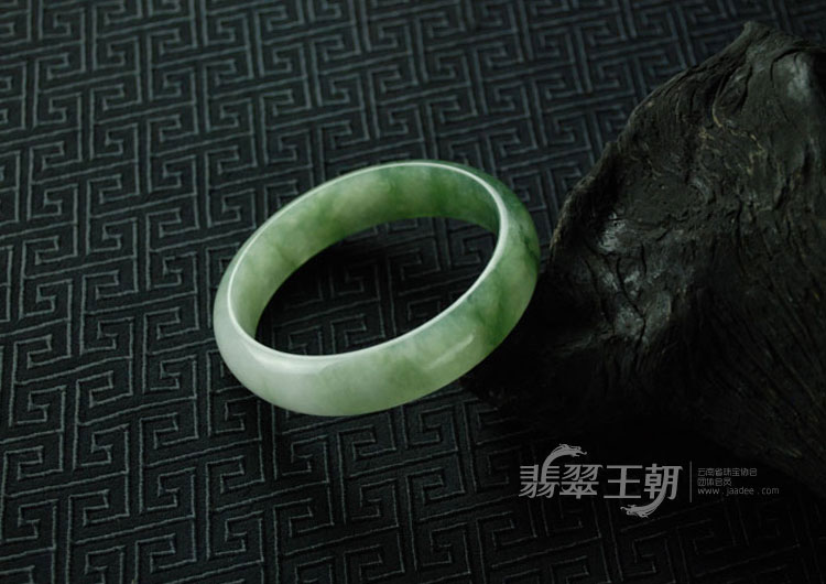 糯冰种飘花缅甸翡翠手镯（59.6）