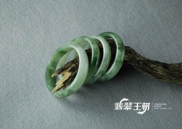 糯冰种飘花缅甸翡翠手镯（59.6）