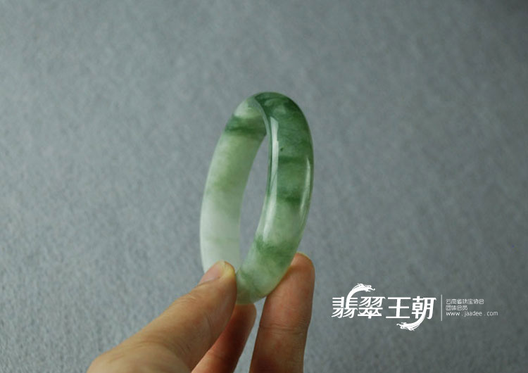 糯冰种飘花缅甸翡翠手镯（59.6）