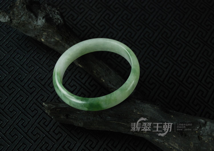 糯冰种飘花缅甸翡翠手镯（59.7）