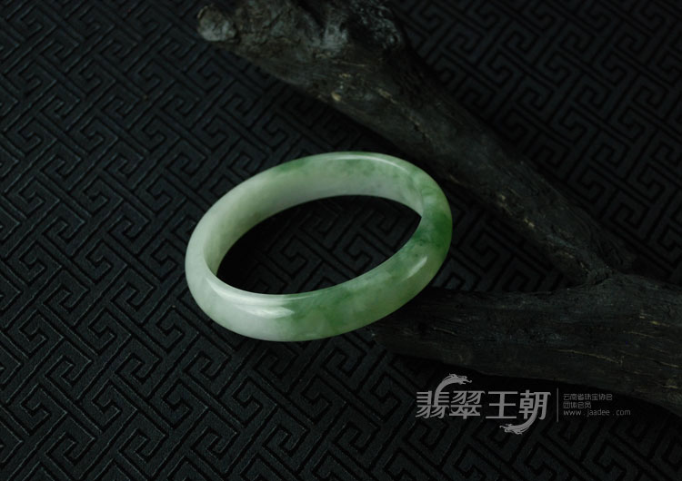 糯冰种飘花缅甸翡翠手镯（59.7）