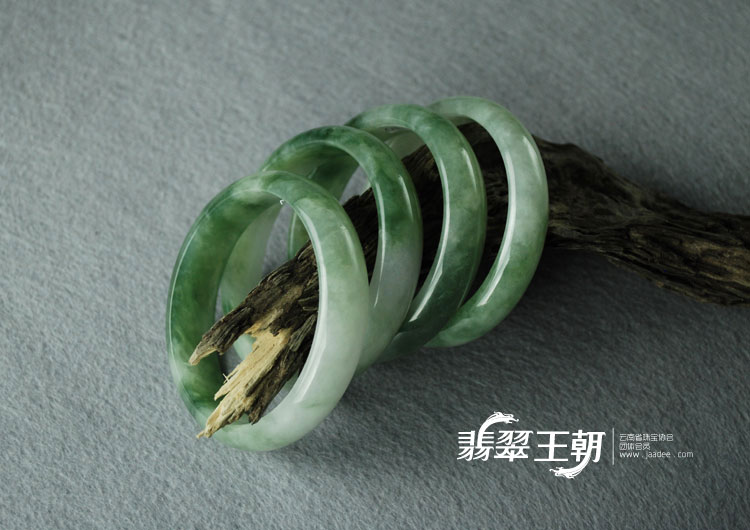 糯冰种飘花缅甸翡翠手镯（59.7）