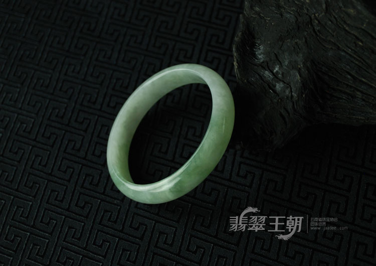 糯冰种飘花缅甸翡翠手镯（56.9）