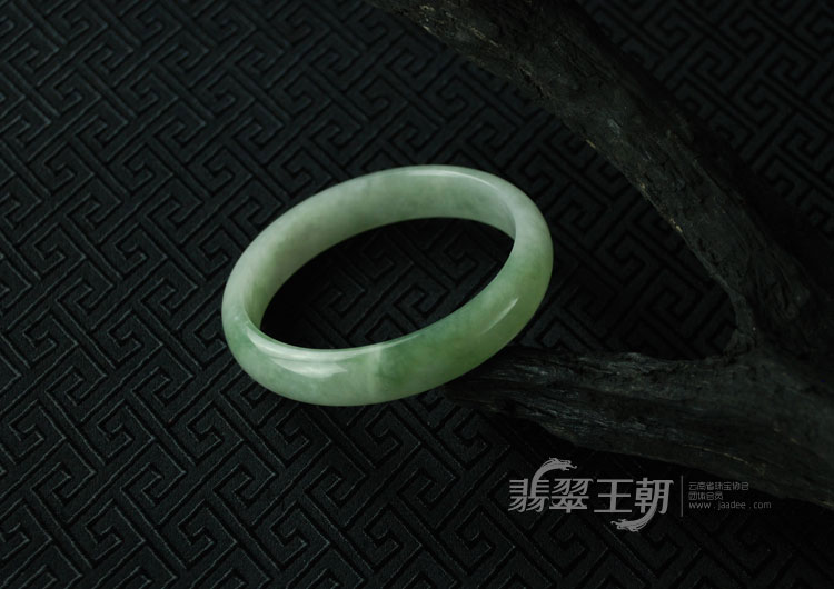 糯冰种飘花缅甸翡翠手镯（56.9）