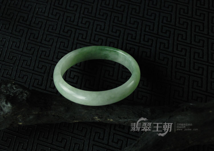 糯冰种飘花缅甸翡翠手镯（56.9）