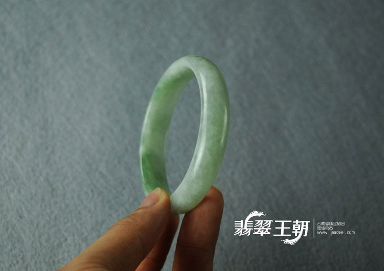 糯冰种飘花缅甸翡翠手镯（56.9）
