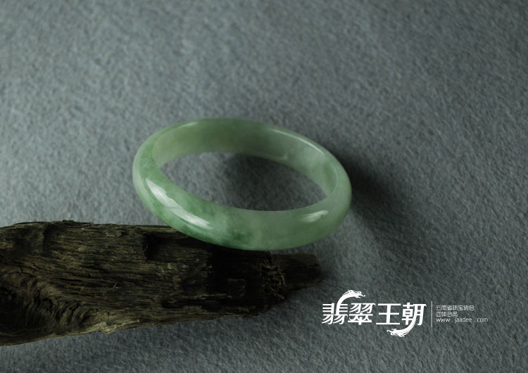 糯冰种飘花缅甸翡翠手镯（56.9）