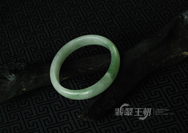 糯冰种飘花缅甸翡翠手镯（56.9）
