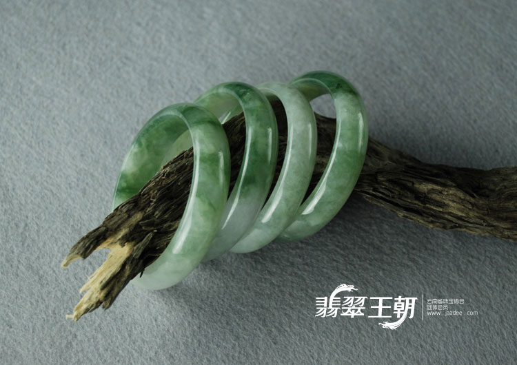 糯冰种飘花缅甸翡翠手镯（56.9）