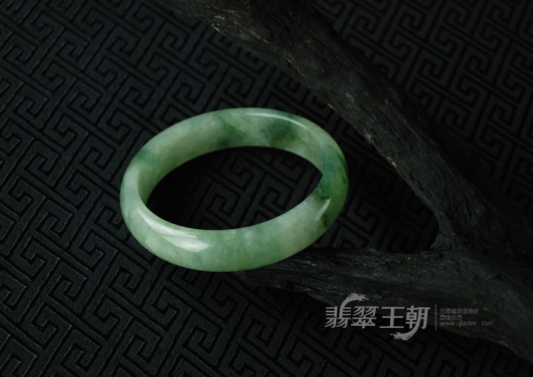 糯冰种飘花缅甸翡翠手镯（57.7）