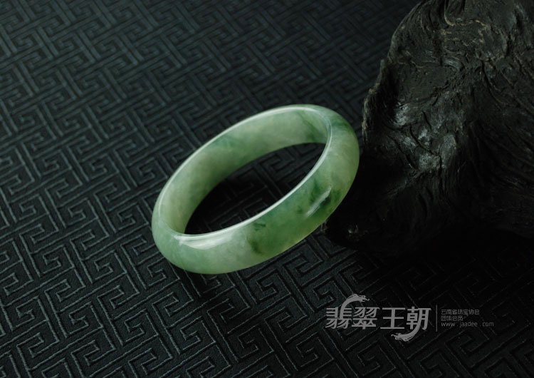 糯冰种飘花缅甸翡翠手镯（57.7）